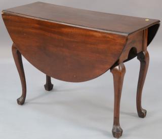 Appraisal: Mahogany Queen Anne drop leaf table with oval drop leaves