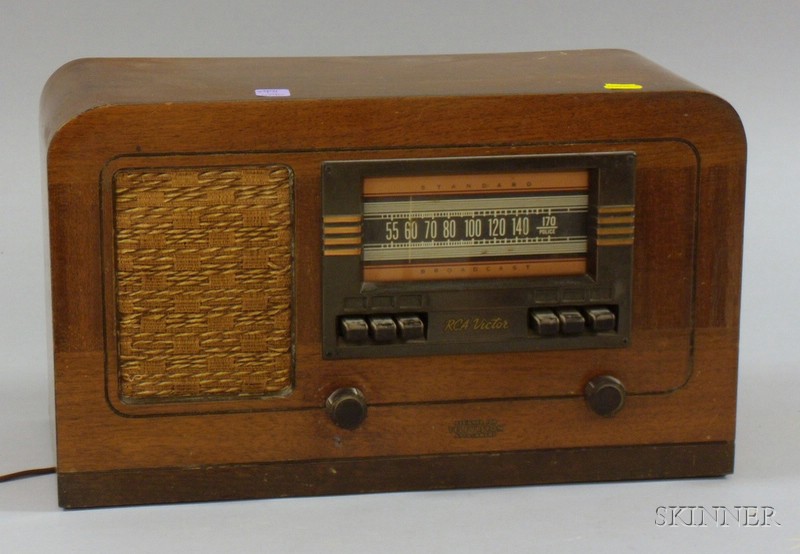 Appraisal: RCA Victor Model T Walnut Veneer Radio