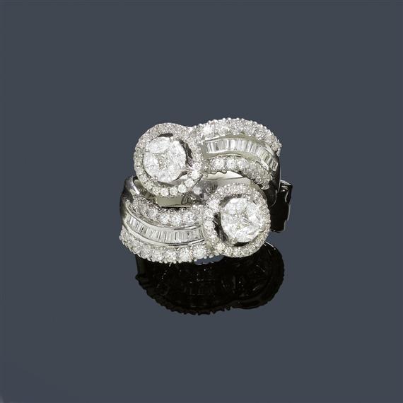 Appraisal: A DIAMOND RING White gold A crois -model the top