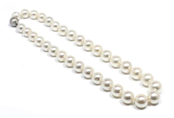 Appraisal: PEARL AND DIAMOND NECKLACE Clasp in white gold Elegant necklace