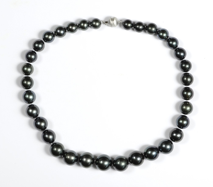 Appraisal: TAHITIAN SOUTH SEA CULTURED PEARL NECKLACE strung with black Tahitian