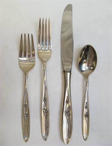 Appraisal: TOWLE STERLING SILVER FLATWARE SET pieces in the Rose Solitaire