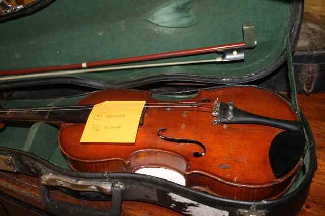 Appraisal: A TH CENTURY GERMAN SIZE VIOLIN with bow and in