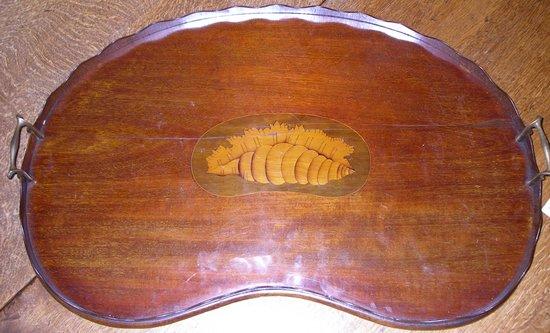 Appraisal: An Edwardian kidney shaped tray inlaid a shell patera and