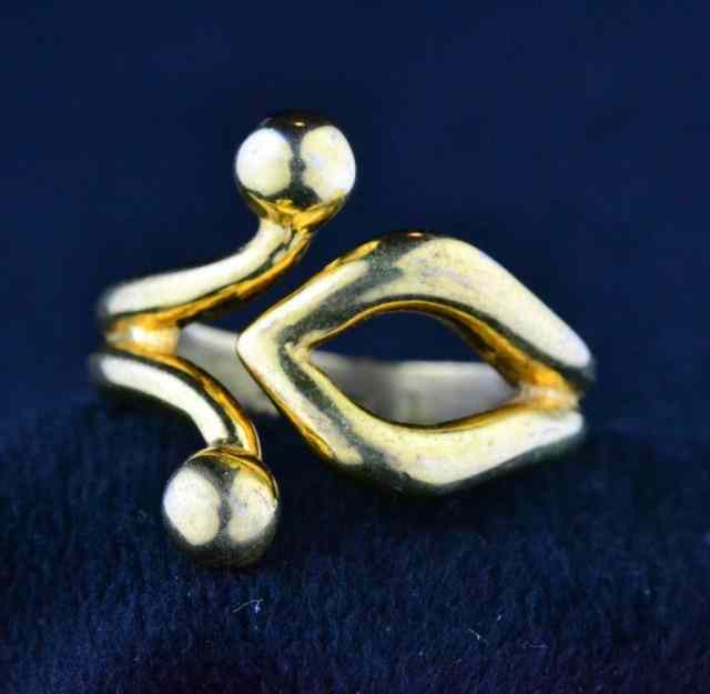 Appraisal: DECORATIVE LADY'S RINGStylized design yellow gold Plating over silver ring