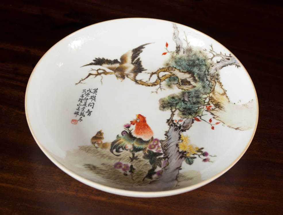 Appraisal: CHINESE QING PORCELAIN BOWL featuring hand enameled scene of birds