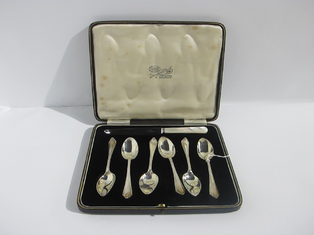 Appraisal: A cased set of silver grapefruit spoons with mother of