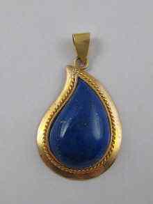 Appraisal: A tear drop lapis lazuli pendant set in yellow metal