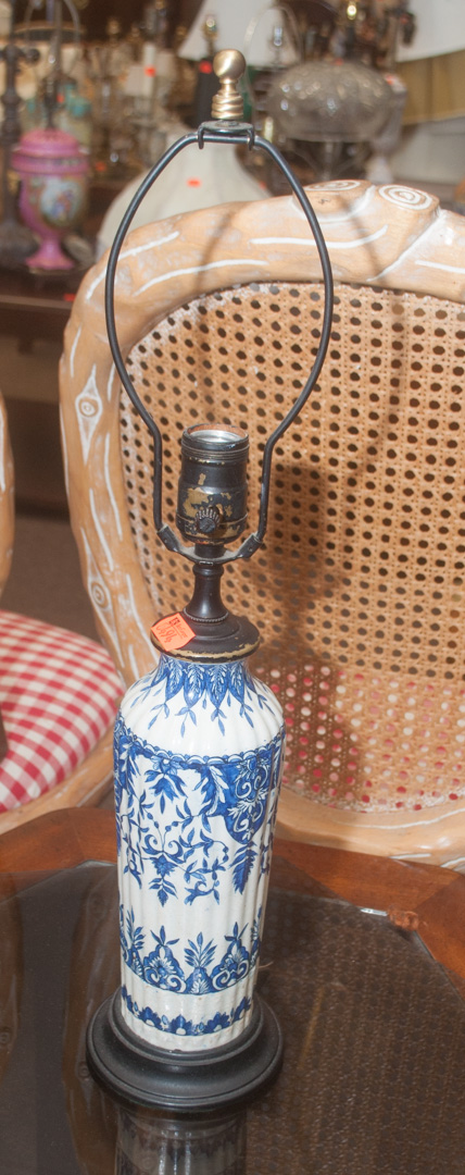 Appraisal: Blue and white table lamp Undernumber