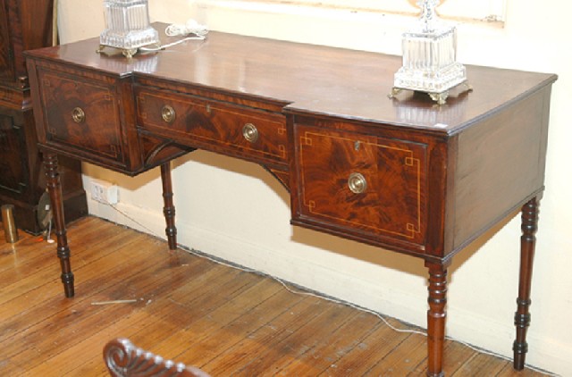 Appraisal: A GEORGE IV MAHOGANY SIDEBOARD The reverse breakfront top above