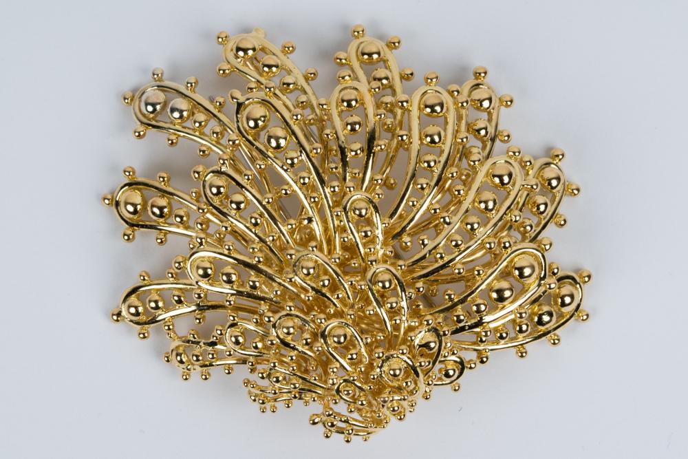 Appraisal: DAVID WEBB KARAT YELLOW GOLD SPRAY BROOCHsigned 'Webb k' grams