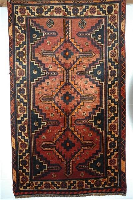 Appraisal: A MODERN SHIRAZ RUG decorated a triple central diamond medallion