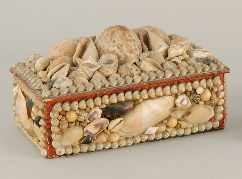 Appraisal: SHELL-DECORATED LIFT-TOP BOX th CenturyWith allover decoration of applied shells