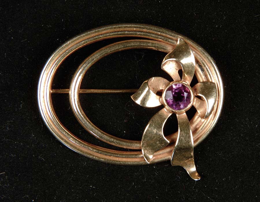 Appraisal: GOLD AMETHYST BROOCH Lovely oval shaped brooch has gold bow