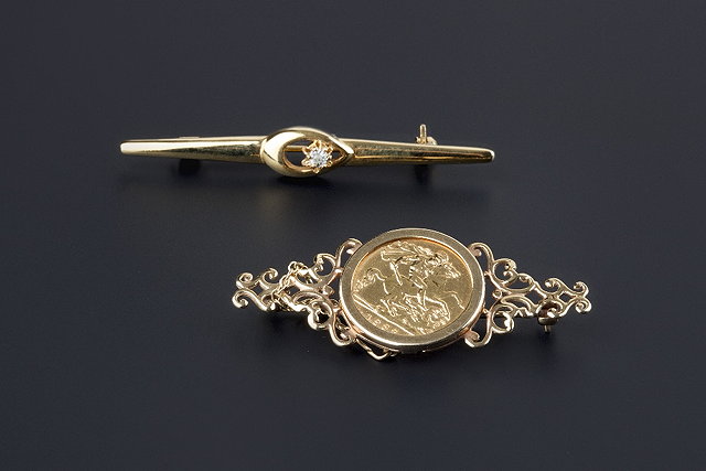 Appraisal: A half sovereign set bar brooch the Elizabeth II half