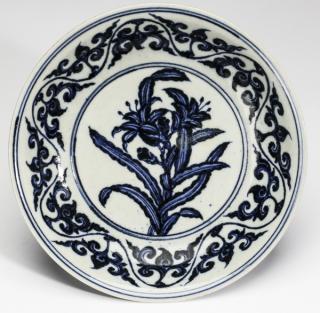 Appraisal: Chinese Ming style plate with daylilies w Chinese Ming style