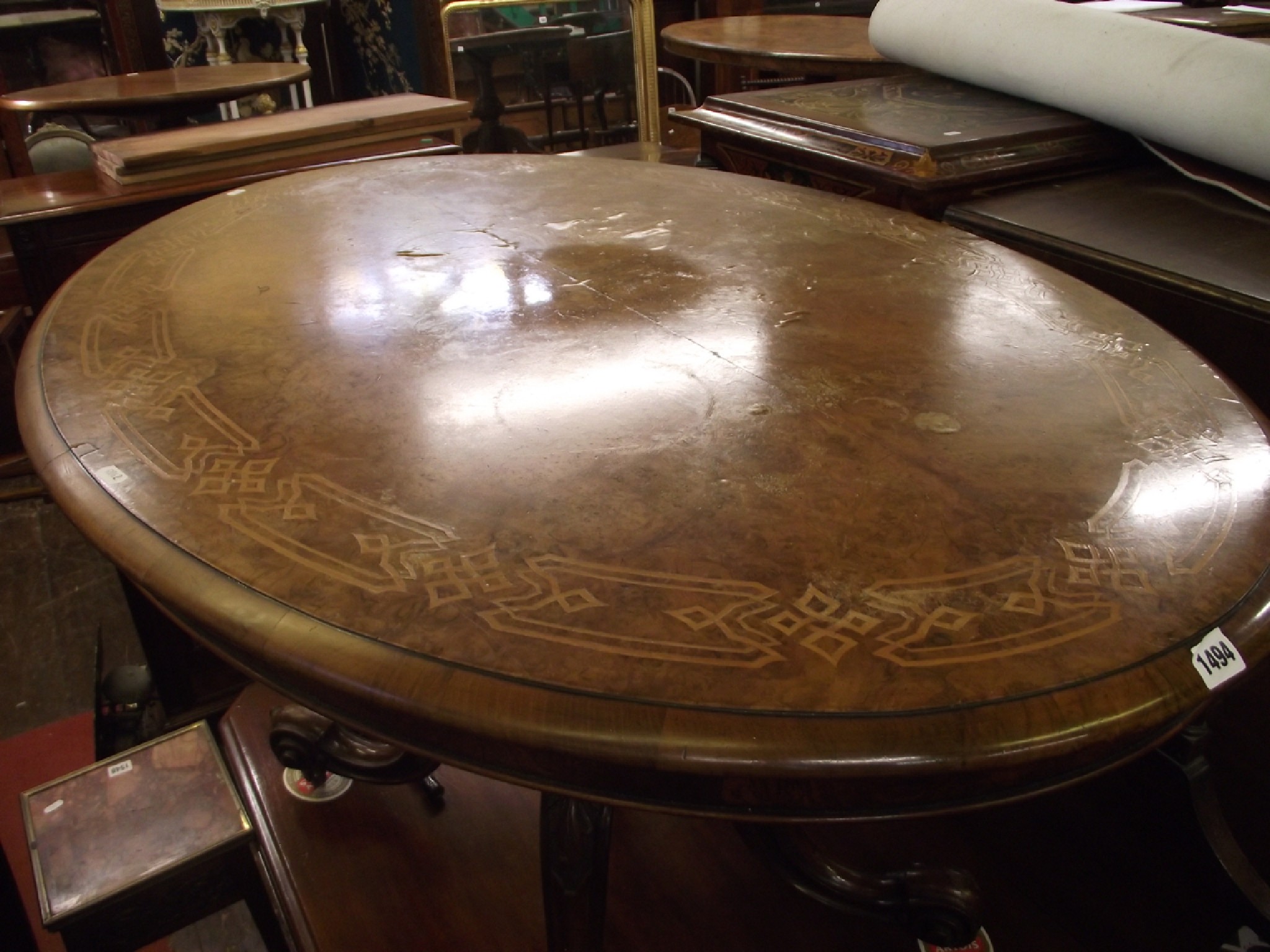 Appraisal: A Victorian walnut and figured walnut loo table the oval