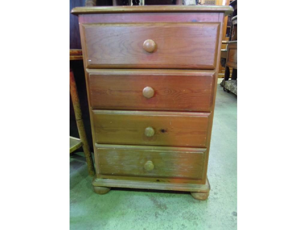 Appraisal: A modern pine upright chest fitted with four long drawers