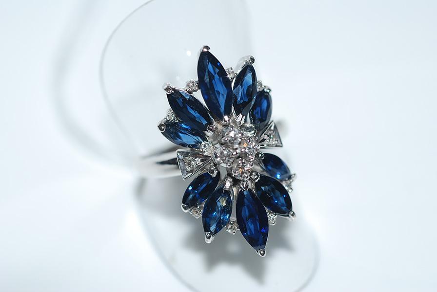 Appraisal: A SAPPHIRE AND DIAMND CLUSTER RING IN CT WHITE GOLD