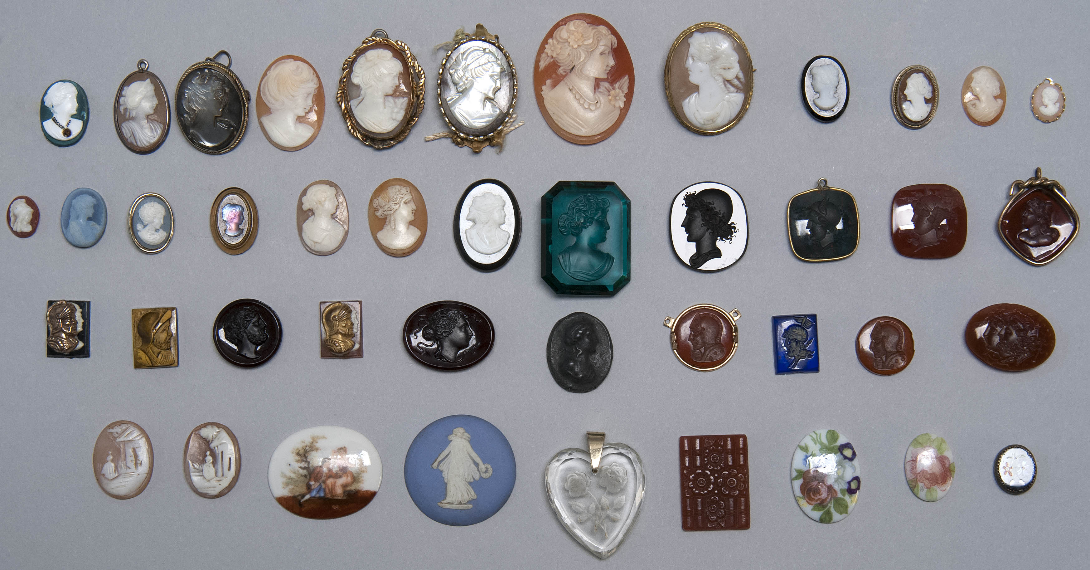 Appraisal: FORTY-THREE CAMEO AND OTHER BROOCH MOUNTS Some with fittings Lengths