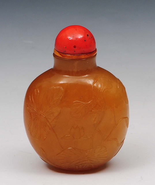 Appraisal: A Chinese agate oviform snuff bottle - pale brown colour