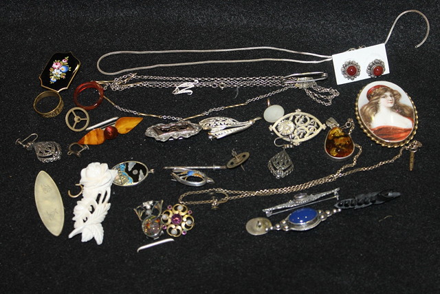 Appraisal: A SMALL COLLECTION OF MISCELLANEOUS JEWELLERY including an amber pendant