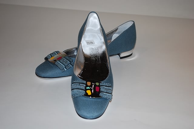 Appraisal: Salvatore Ferragamo blue linen flats with multi detail bow and