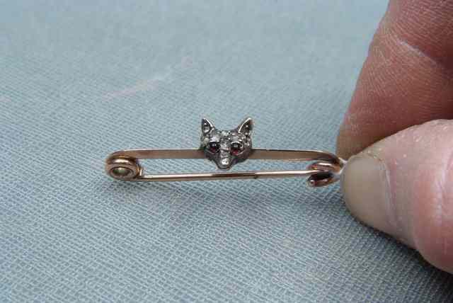 Appraisal: A DIAMOND SET FOX HEAD STOCK PIN