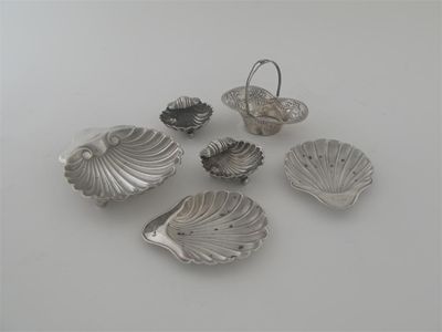 Appraisal: Five various small shell dishes and a small swing handled