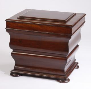 Appraisal: English mahogany cellaret th c Late th or early th