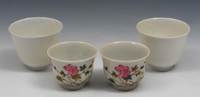 Appraisal: Two pairs of Chinese porcelain tea bowls th th Centurya