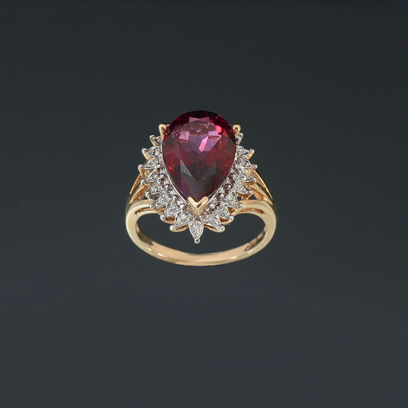 Appraisal: K DIAMOND AND RED TOPAZ RING K yellow gold ring