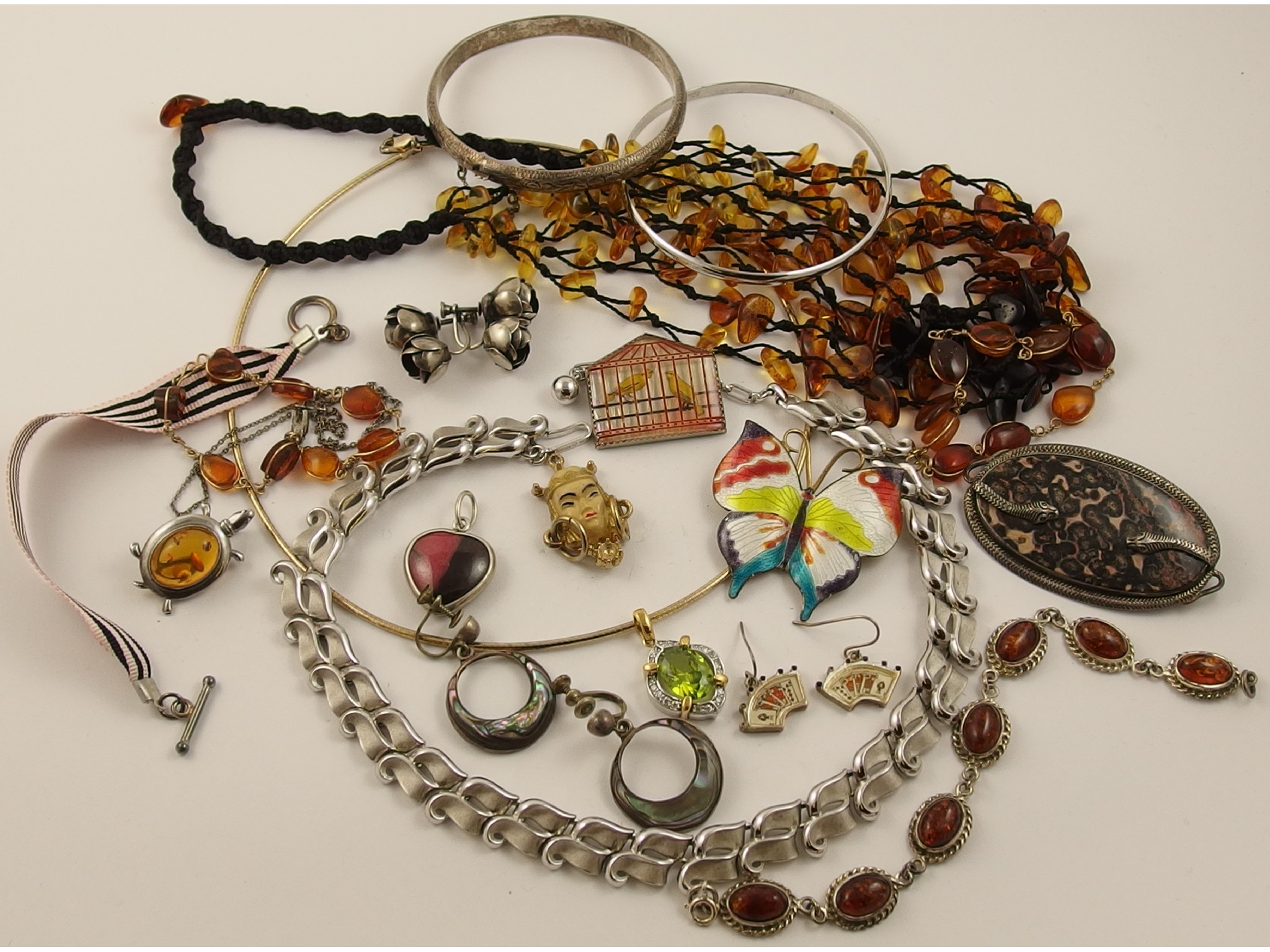 Appraisal: A good collection of silver and vintage costume jewellery to