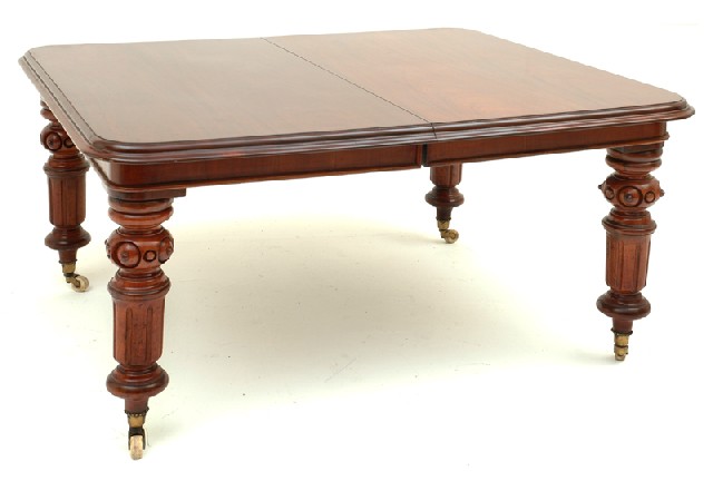 Appraisal: A VICTORIAN MAHOGANY EXTENSION DINING TABLE The rounded rectangular top