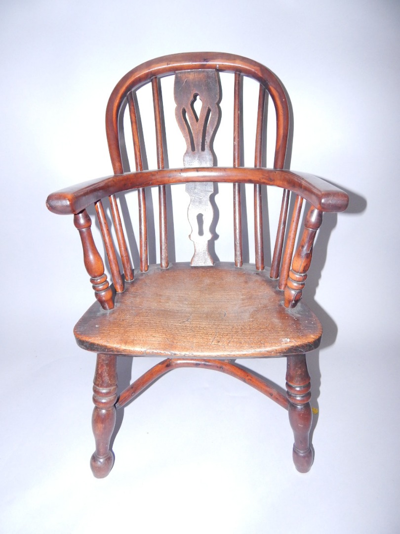 Appraisal: A thC child's yew and elm Windsor chair raised on