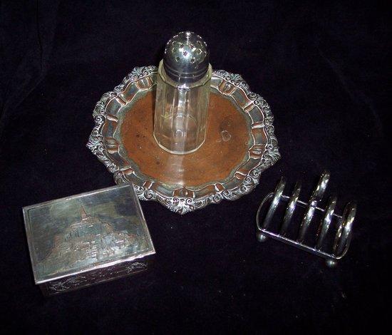 Appraisal: A five-bar toast rack with circular divisions cm wide a