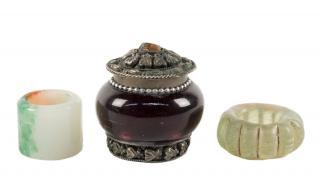 Appraisal: A CHINESE PEKING GLASS PILL BOX A CHINESE PEKING GLASS