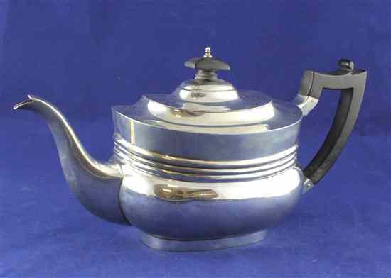 Appraisal: A George V silver three piece tea set of oval