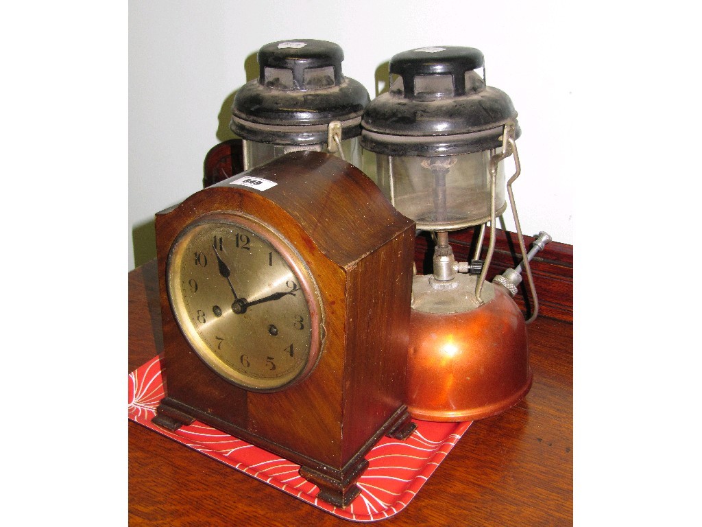 Appraisal: Lot comprising mantle clock and a pair of tilly lamps