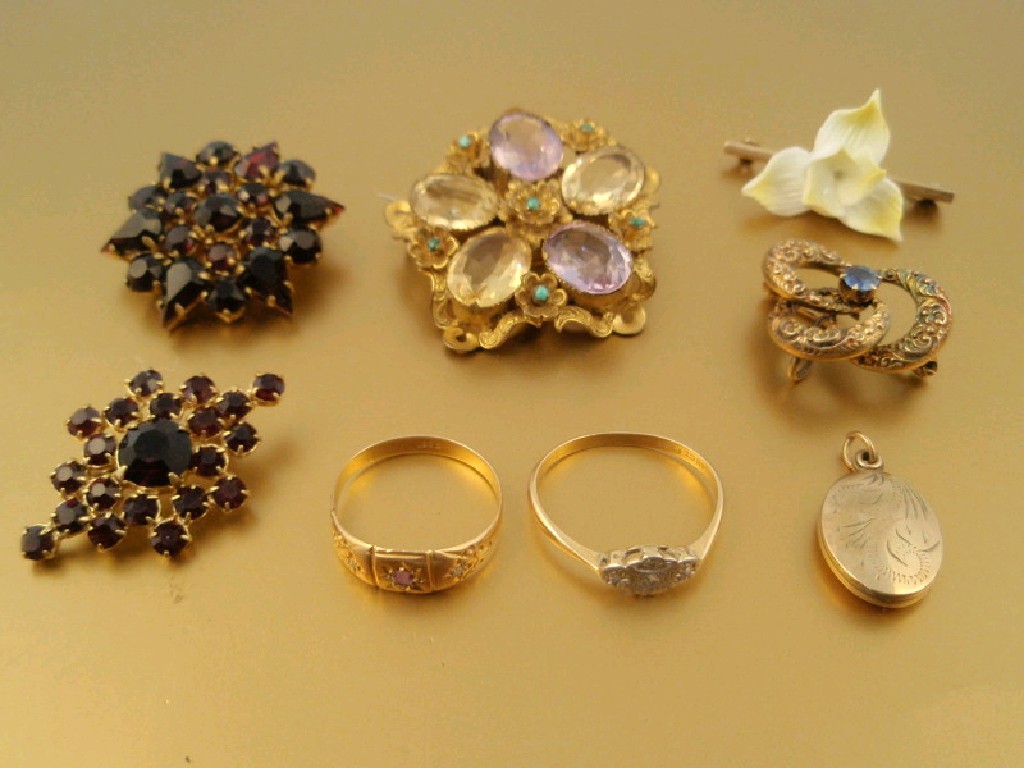 Appraisal: Small costume and gold jewellery items including an amethyst and