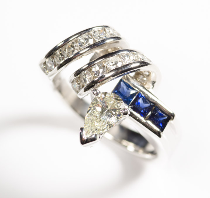 Appraisal: DIAMOND SAPPHIRE AND EIGHTEEN KARAT WHITE GOLD RING featuring a