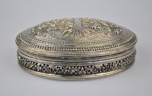 Appraisal: A th century Indian oval box the hinged lid richly