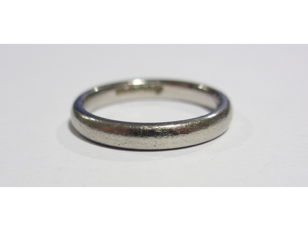 Appraisal: A plain platinum wedding band gms ring size M