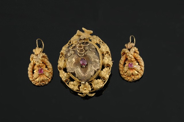 Appraisal: An Australian Antique gold locket brooch and earrings The ct