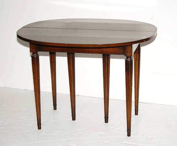 Appraisal: A George III style drop leaf table with four leaves