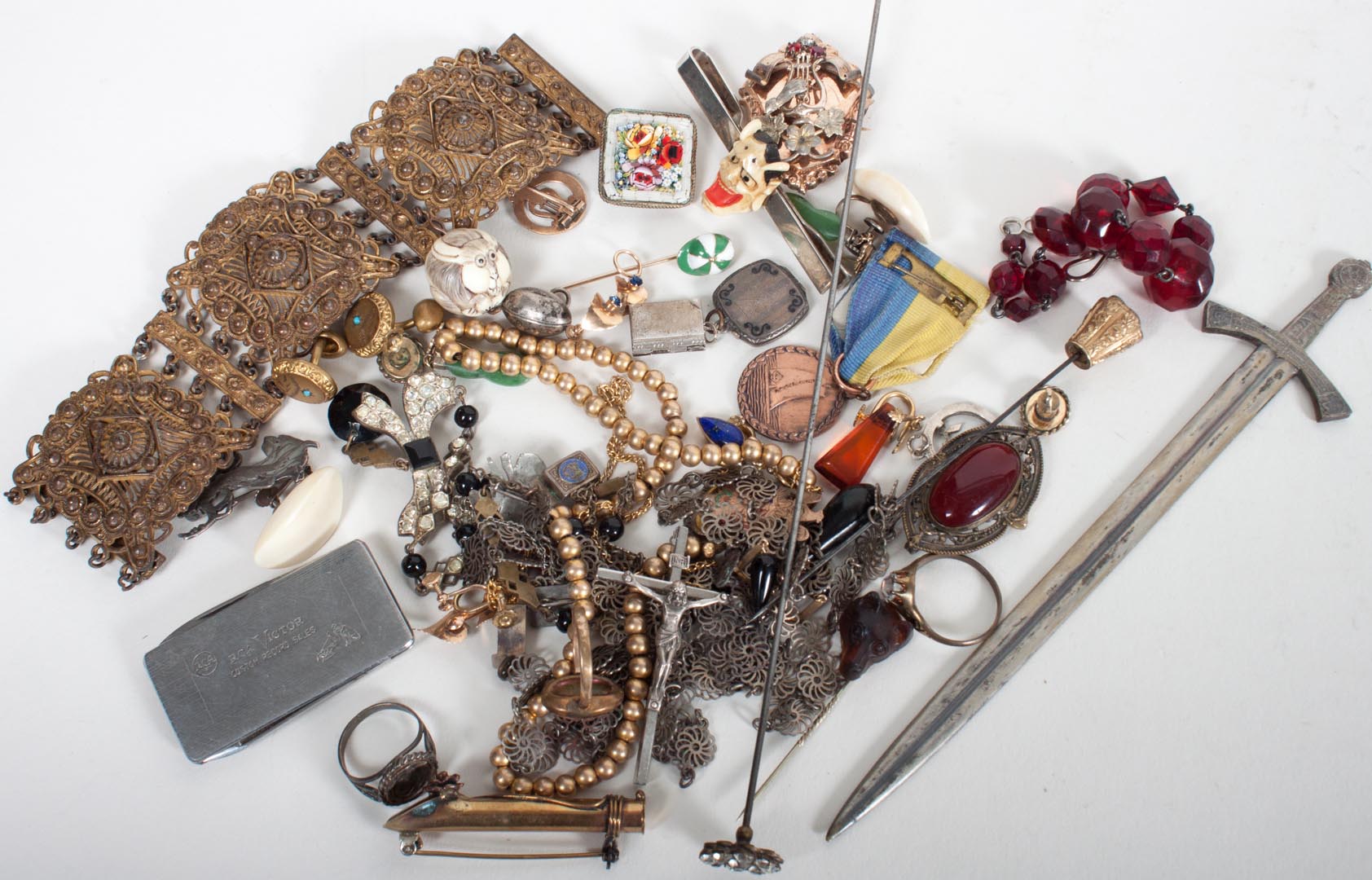 Appraisal: Bag of assorted vintage jewelry pieces some low grade gold