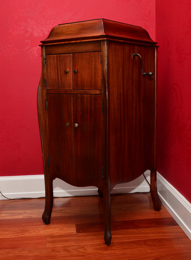 Appraisal: MAHOGANY VICTOR VICTROLA VV-X WITH RECORDS Mahogany case hinged lid