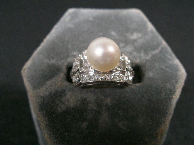 Appraisal: Ladies Ring w Center Cultured Pearl w full cut prong