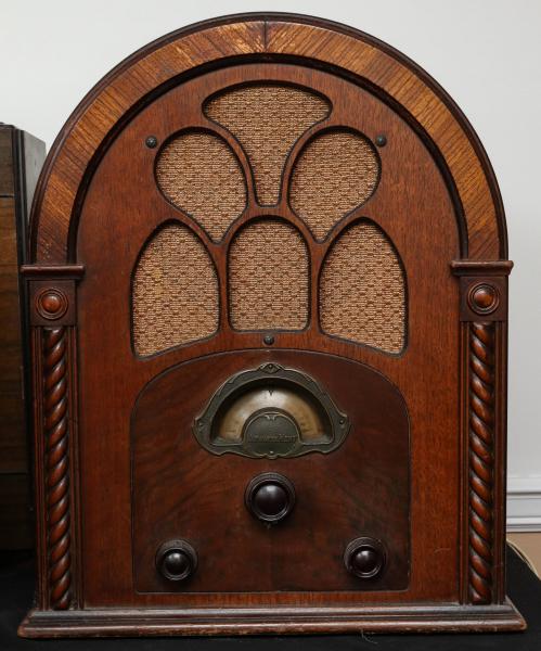 Appraisal: A S ATWATER KENT WOOD CASE TABLE TOP RADIOThe Super