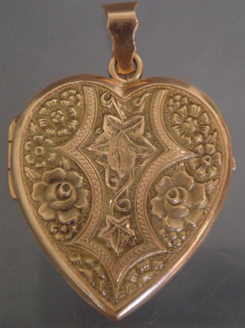 Appraisal: K YG heart locket with embossed floral design on front